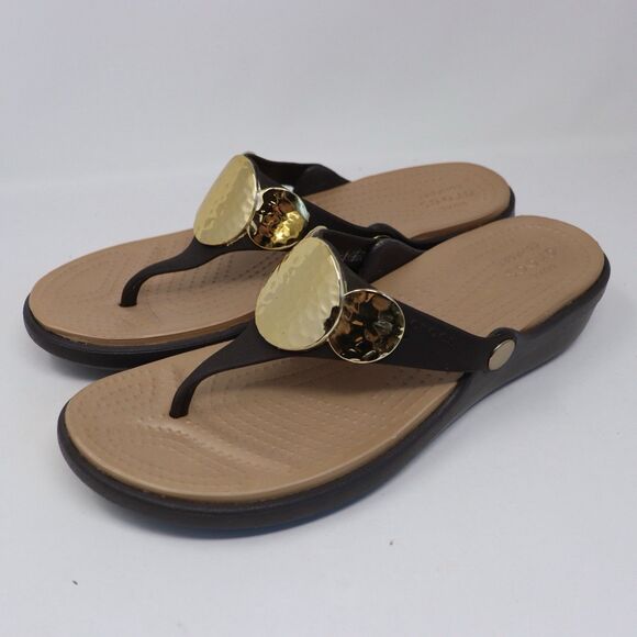 Crocs Sanrah Hammered Circle Wedge Flip Sandal Women's size 10 ESPRESSO/GOLD NEW - Picture 1 of 5